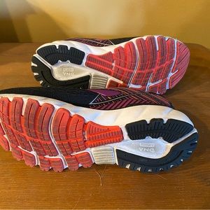 EUC Brooks GTS 19 running shoes 6.5 Wide